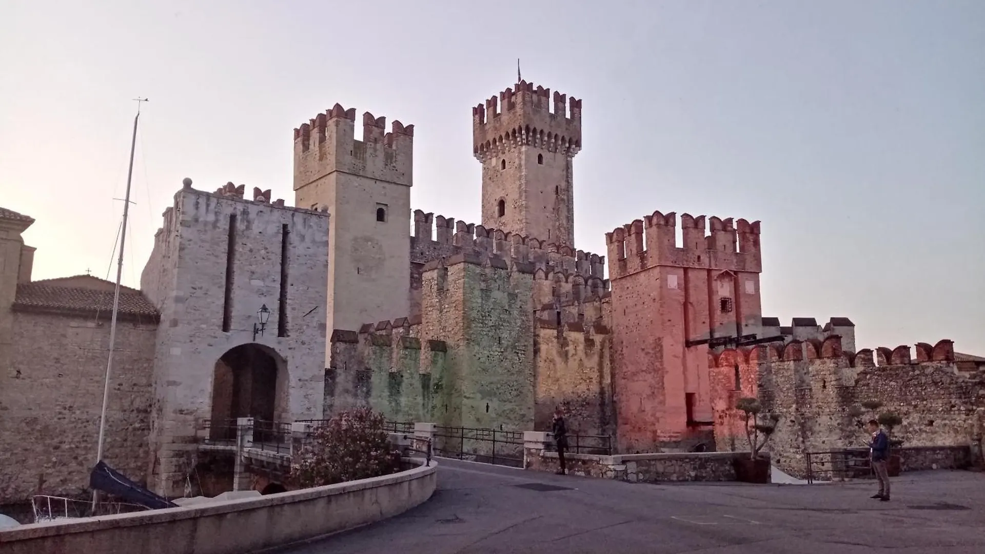 Casa Lugana 20 - Monolocale Con Piscina Fronte Lago Sirmione Italy